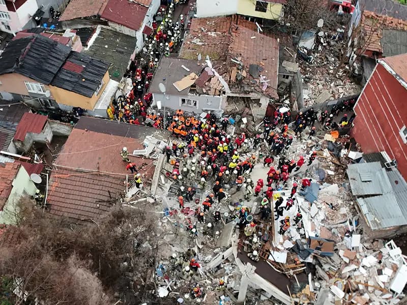 Fatih'te Bina Çökmesi: Yaralılardan 2'si Taburcu Oldu