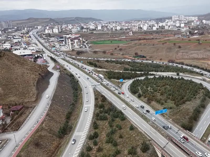 Milyonlarca Öğrenci Pazartesi Ders Başına, Kırıkkale'de Yoğun Trafik