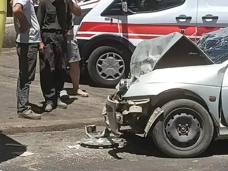 Halk Otobüsü ve Otomobil Kaza Yaptı: İki Kişi Yaralandı