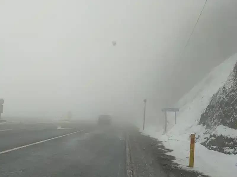 Bolu Dağı'nda Kar ve Sis Ulaşımı Engelledi: Tatilcilerin Planları Alt Üst Oldu