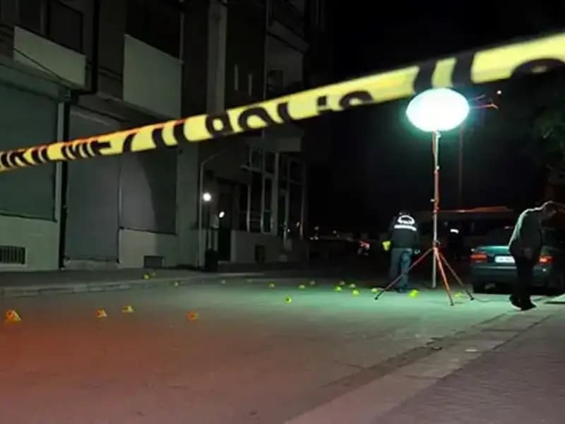 Aksaray’da Şok Kaza: Fren Yerine Gaza Bastı, Marketin İçine Daldı