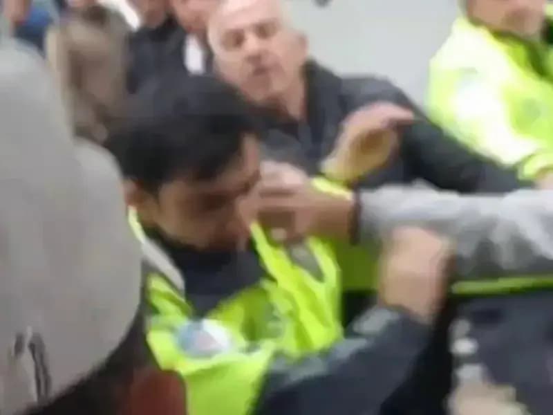 Bursa'da Motosikleti Çekilen Sürücü, Polisi Yumrukladı