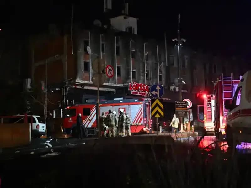 Maslak'ta Yangın Paniği: Park Halindeki Beş Araç Alev Alev Yandı!