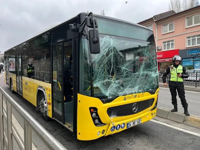 Üsküdar'da İETT Otobüsleri Çarpıştı: Yolcular Tahliye Edildi