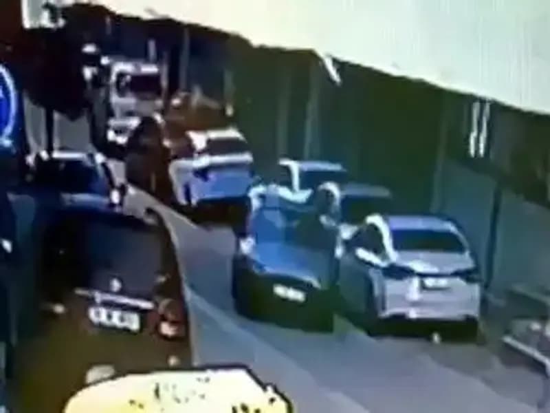 Esenyurt’ta Otomobillere Çarpan Sürücü Kaçtı, Olay Gündemi Sarstı!