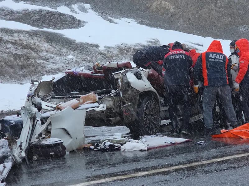 Tatvan'daki Kazada 3 Kişi Hayatını Kaybetti, Bebek Hastanede Vefat Etti