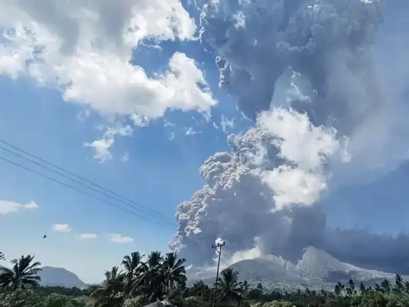 Endonezya'da Yanardağ Patladı: Küller 18 Kilometre Yüksekliğe Ulaştı