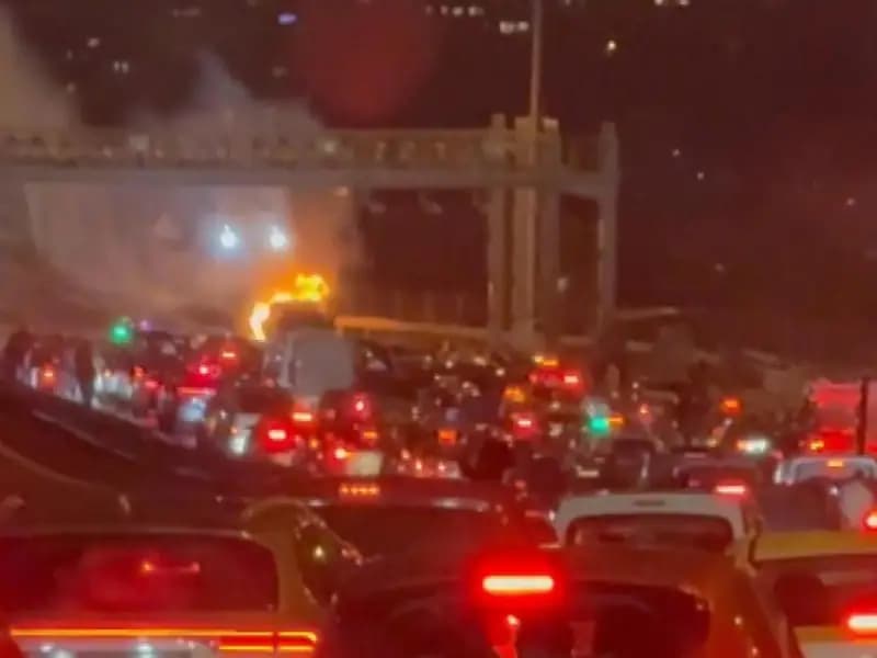 15 Temmuz Şehitler Köprüsü'nde Otomobilde Yangın Çıktı