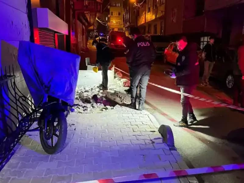 Küçükçekmece'de Plakasız Motosikletle Saldırı: Şoke Eden Görüntüler Ortaya Çıktı