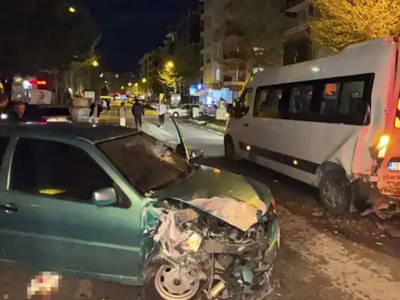 Otomobil Servis Minibüsüne Çarptı: Korkunç Kazada 6 Yaralı