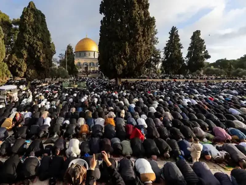 Mescid-i Aksa'da Bayram Namazı: 120 Bin Filistinli İşgal Altında Bir Araya Geldi