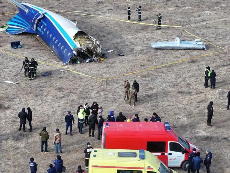 Kazakistan'da Azerbaycan'a ait yolcu uçağı düştü