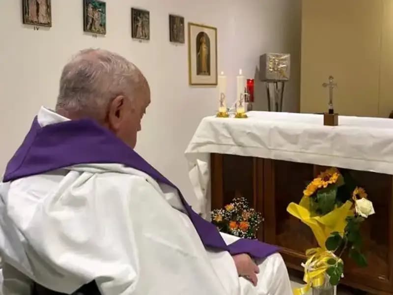 Vatikan'dan Şaşırtan Açıklama: Papa Artık Kendi Başına Nefes Alabiliyor