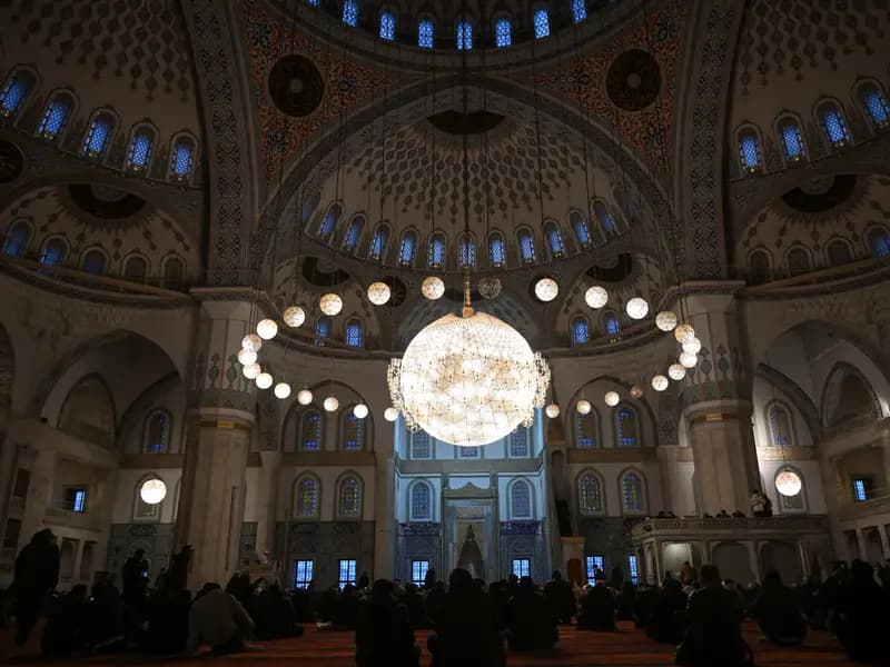 Türkiye'de Ramazan Bayramı Coşkusu: Camiler Dolu Dolu