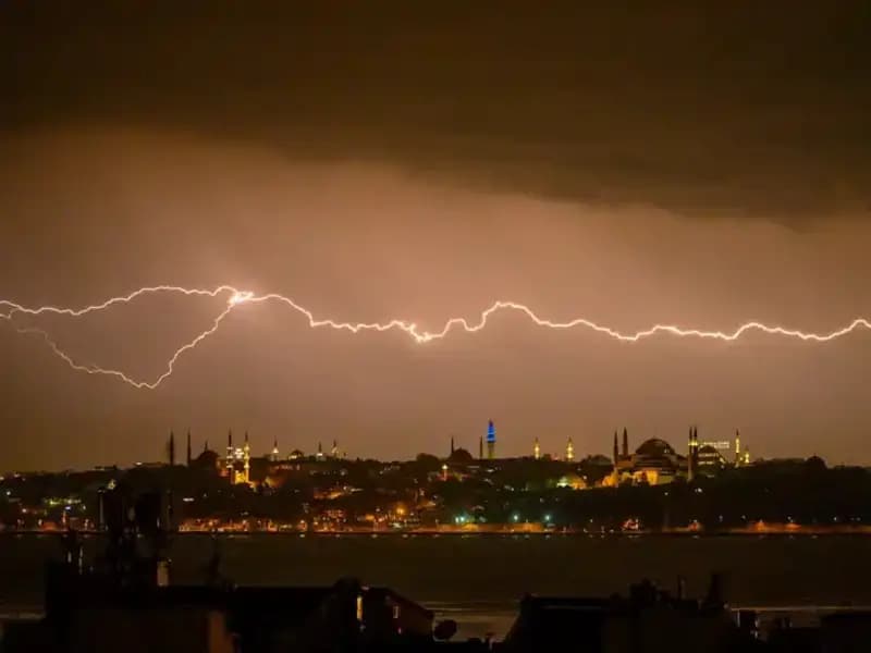 İstanbul'da Hızla Değişen Hava: Sıcaklık 22 Derece Düşecek mi?