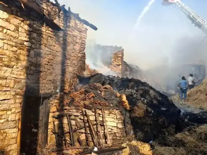 Köyde Yangın Felaketi: 4 Ev Kullanılamaz Hale Geldi!