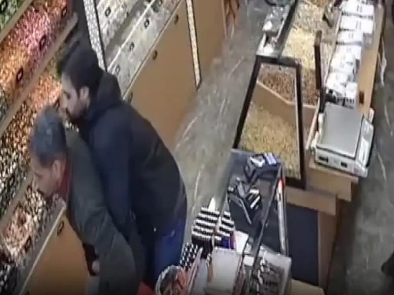 Tuvalet kağıdı sıkışan adam, Heimlich manevrası ile kurtarıldı