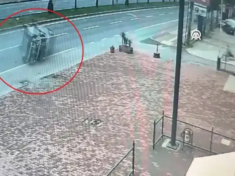 Güvenlik Kameralarına Yansıyan Korkunç Kaza, İki Yaralı