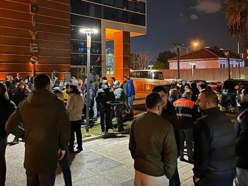 Bayraklı Belediyesi’nde İşçiler Greve Gitti: Talepler İçin Çalışmayı Durdurdular