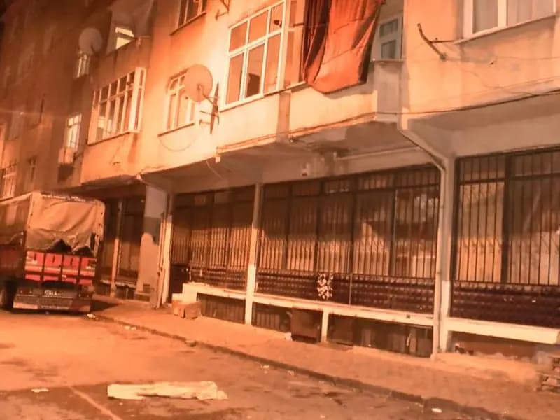 Esenler'de 6 Katlı Bina Kolonları Çatladı