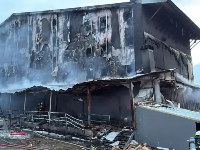 Uludağ'da Otel Yangını Korkuttu: Üç Kişi Bilinçsiz Halde Hastaneye Kaldırıldı