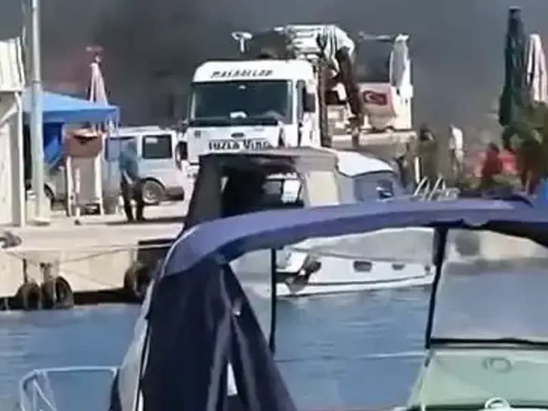 Tuzla'daki Balıkçı Barınağında Büyüyen Lastik Yangını Paniğe Neden Oldu