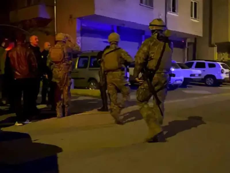 Balkon Terörü: Tüfekle Ateş Açan Şahıs, Polisten Kaçtı!