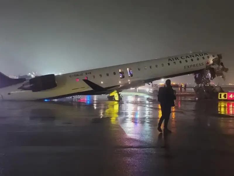 ABD LaGuardia Havalimanı'nda Uçak ve İtfaiye Aracı Çarpıştı
