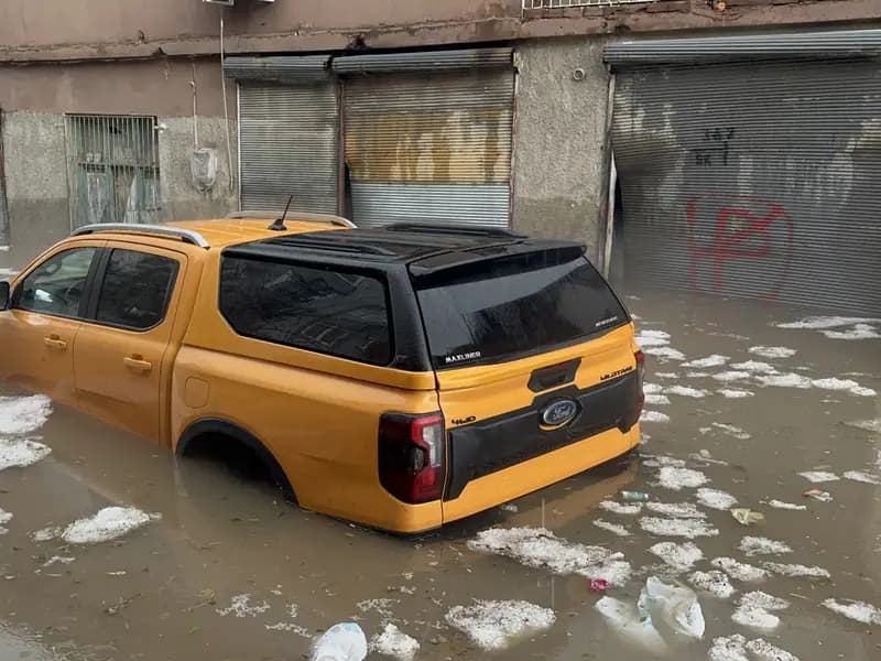 Adana'da Şiddetli Yağış: Araçlar Mahsur Kaldı, Kurtarma Operasyonu