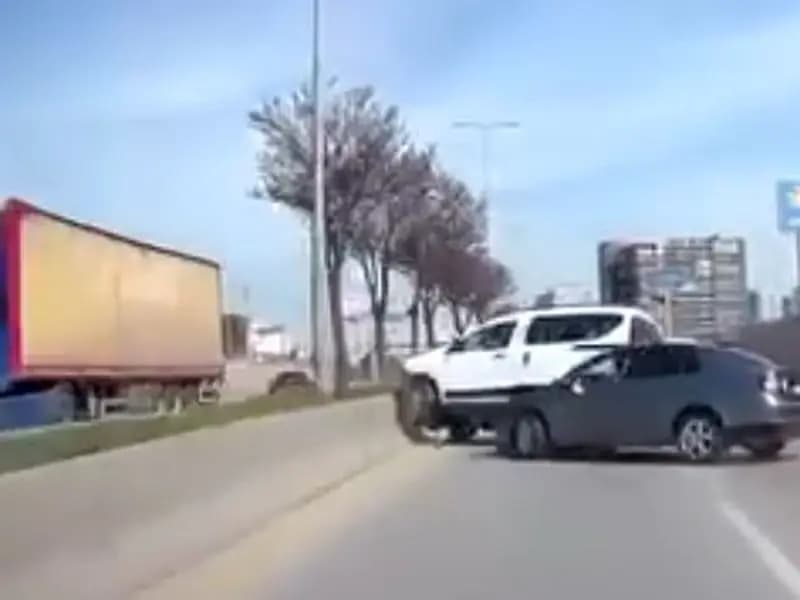 Ankara'da Makas Atan Araç Kazaya Sebep Oldu: O Anlar Kaydedildi