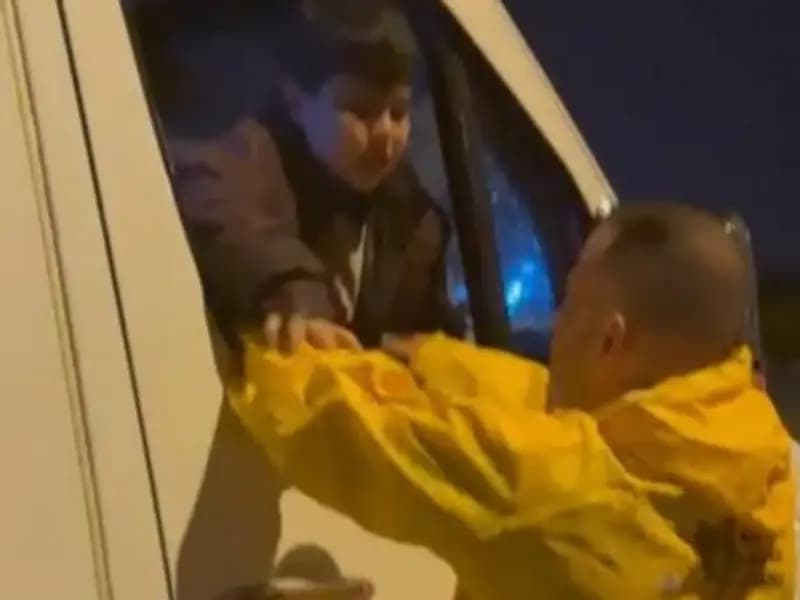 Adana'da Sağanak Yağış: Minibüste Mahsur Kalan Çocuklar Kurtarıldı