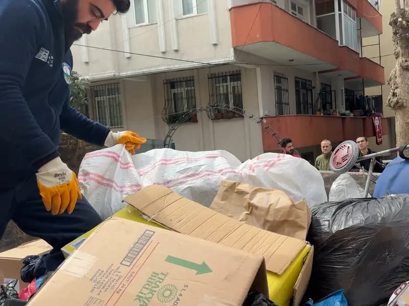 İstanbul'da Çöp Ev Skandalı: 5 Saatte 3 Kamyon Çöp Çıkarıldı