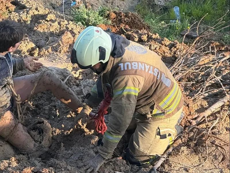 Göktürk'te Çamura Saplanan Çocuk, Polisi İmdat Çığlığıyla Kurtardı