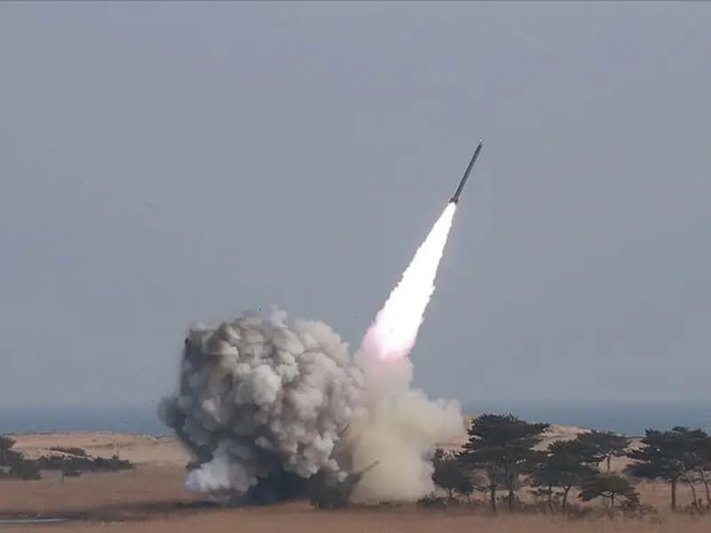 Kuzey Kore, Doğu Denizi'ne Tanımlanamayan Roket Fırlattı