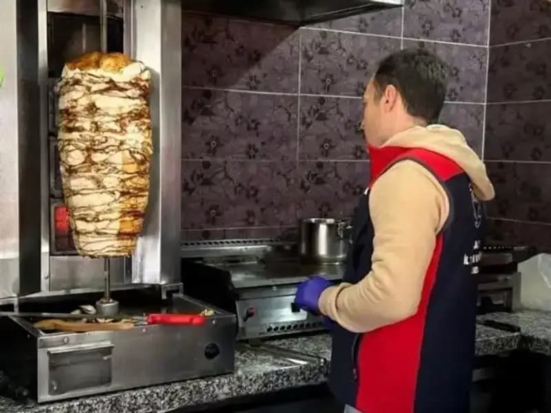 Tavuk Döner Alarmı: Türkiye'de İşletmelere Baskınlar Artıyor