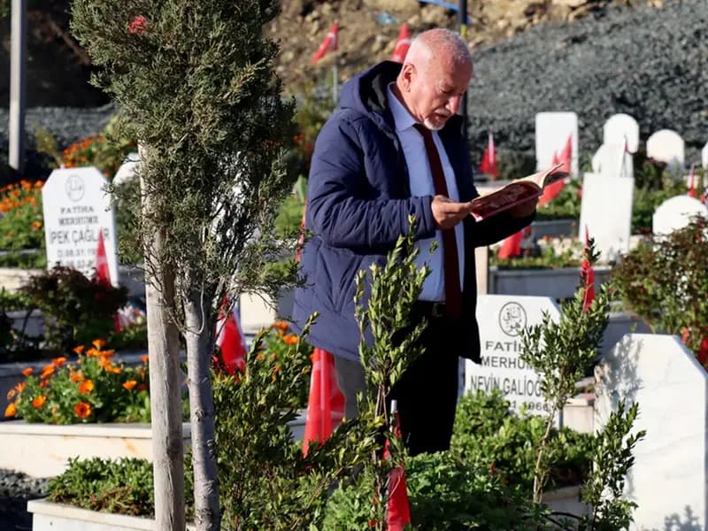 Deprem Mezarlığında Bayram Ziyareti: Hatay'da Duygusal Anlar