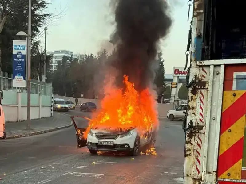 Alev Topuna Dönüşen Araç, Trafikte Korku Dolu Anlar Yaşattı