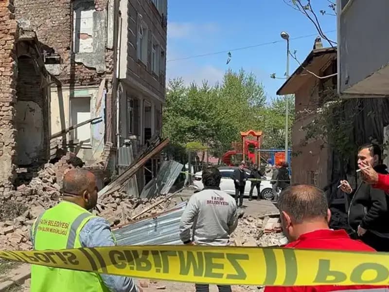 Fatih’te Şok Edici Deprem: Bir Bina Aniden Yıkıldı!