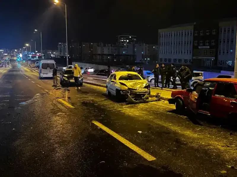 Kayseri'de Feci Kaza: 11 Araç Birbirine Girdi, Çok Sayıda Yaralı Var!