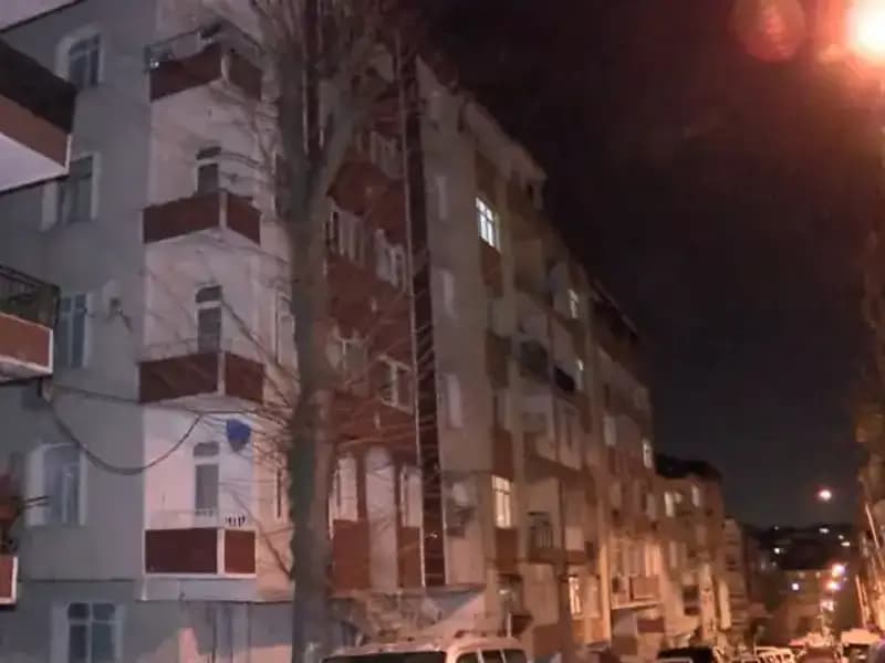 Altı Katlı Apartmanda Kolonlar Ses Verdi, Panik İle Tahliye Edildi