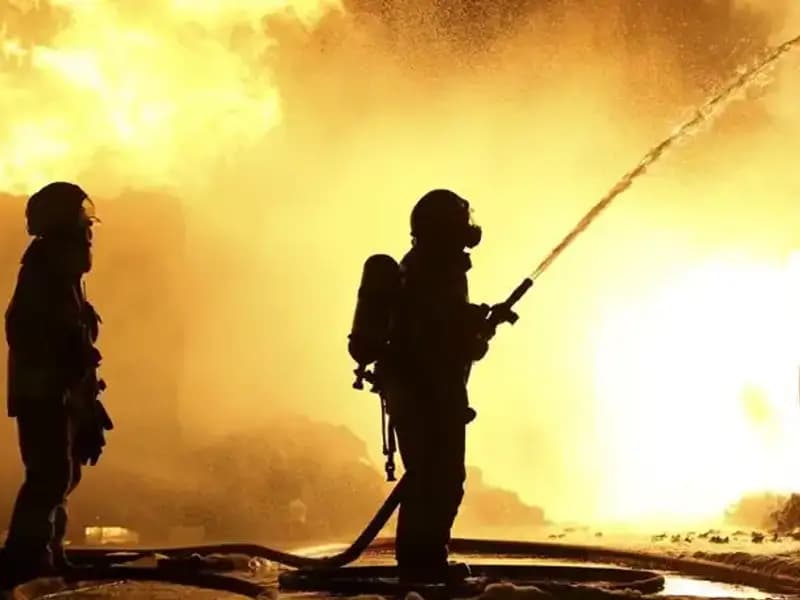 Mobilya Atölyesinde Yangın: Alevler Mangal Kömürü Deposuna Sıçradı, Korku Dolu Anlar Yaşandı