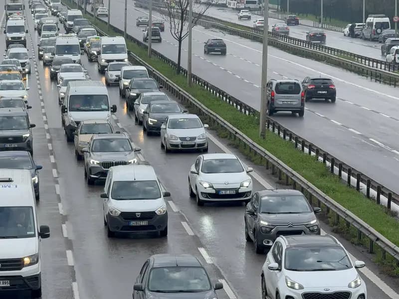İstanbul'da Sabah Yağmuru Trafik Yoğunluğunu Artırdı