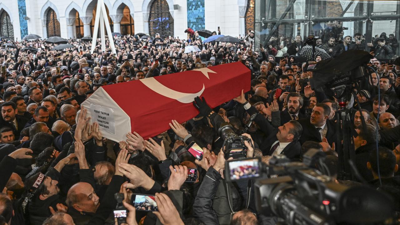 Ferdi Tayfur Türk müziğinin efsane ismi son yolculuğuna uğurlandı