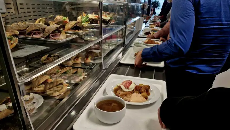 Endonezya'daki Ücretsiz Yemek Uygulamasında Şok: 846 Öğrenci Zehirlendi!