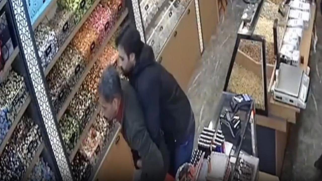 Tuvalet kağıdı sıkışan adam, Heimlich manevrası ile kurtarıldı