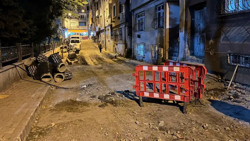 Bayrampaşa'da Altyapı Çalışmaları Sırasında Rögar Kapağı Patladı: Olay Yerinden Görüntüler!