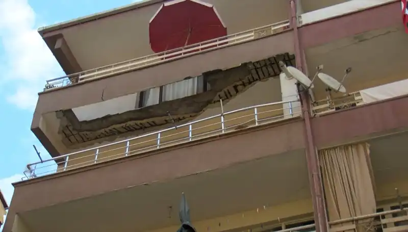 Güngören'de Korku Dolu Anlar: Beş Katlı Bina Balkonu Çöktü