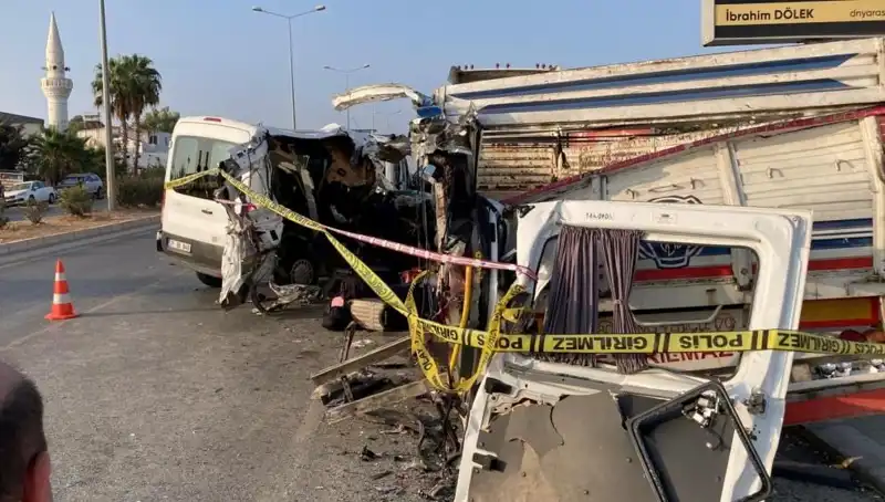 Mersin'de Tatil Yolu Üzerinde Meydana Gelen Feci Kaza: İki Kişi Hayatını Kaybetti