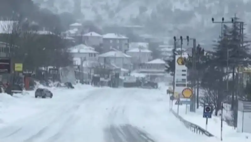 Sertavul Geçidi'nde Kış Şartları: Kar, Tipi ve Sis Ulaşımı Engelledi