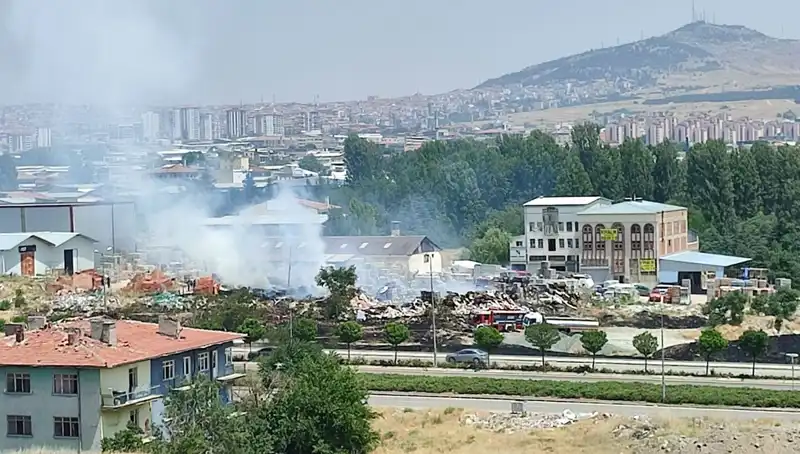 Otluk Alanda Patlak Veren Yangın Depoyu Yerle Bir Etti: Korkutan Anlar